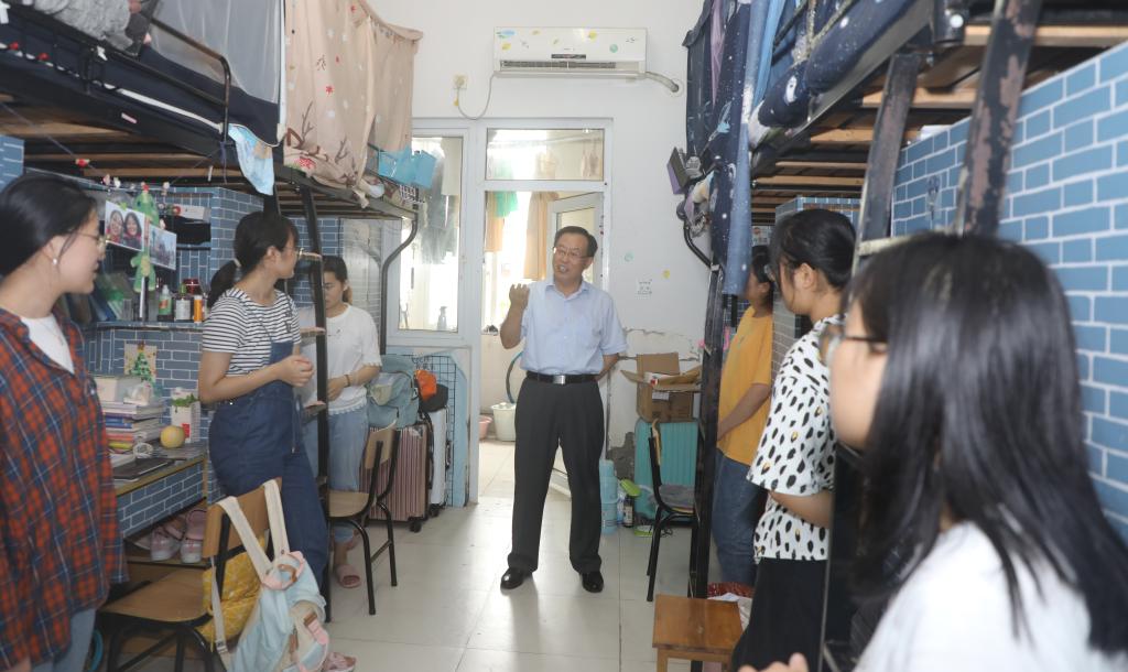 校领导深入学生宿舍走访调研