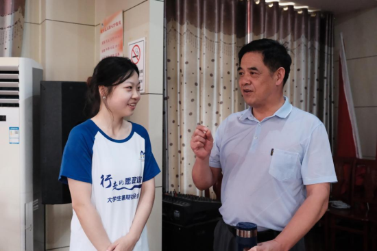图为实践成员与张小根进行交流。 图为实践成员与张小根进行交流。