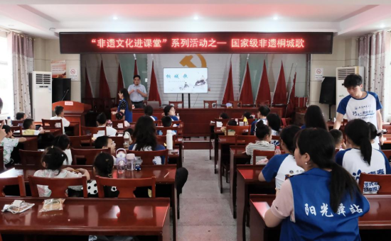 图为张小根对《桐城歌》进行讲解。 图为张小根对《桐城歌》进行讲解。