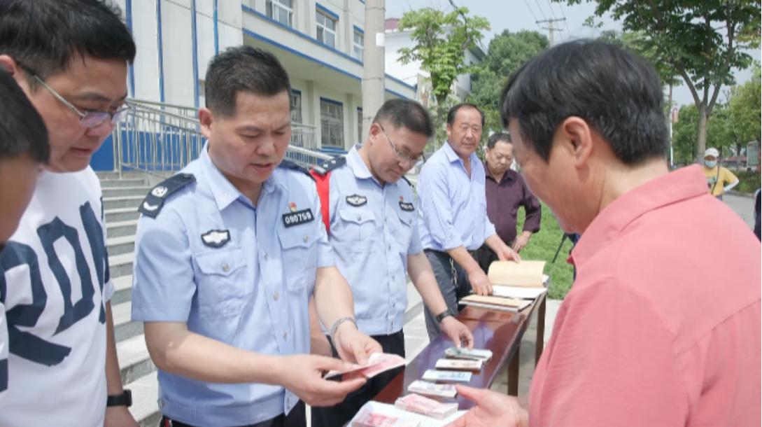 崔明虎(左二)为农民工发放工资