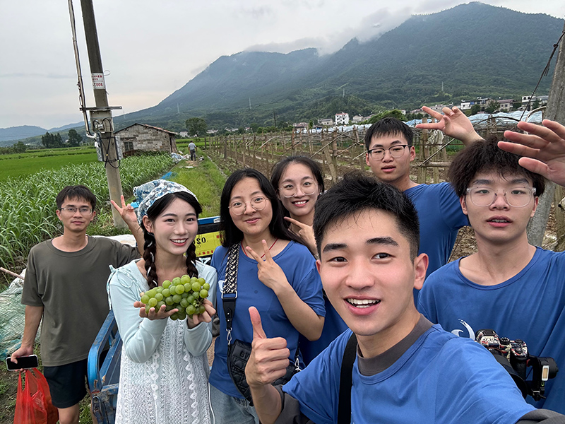 走进田间地头,体验乡村生活。受访者供图