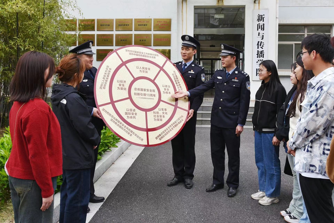 芜湖边检站开展国家安全教育宣传进高校活动_fororder_微信图片_20240414155921