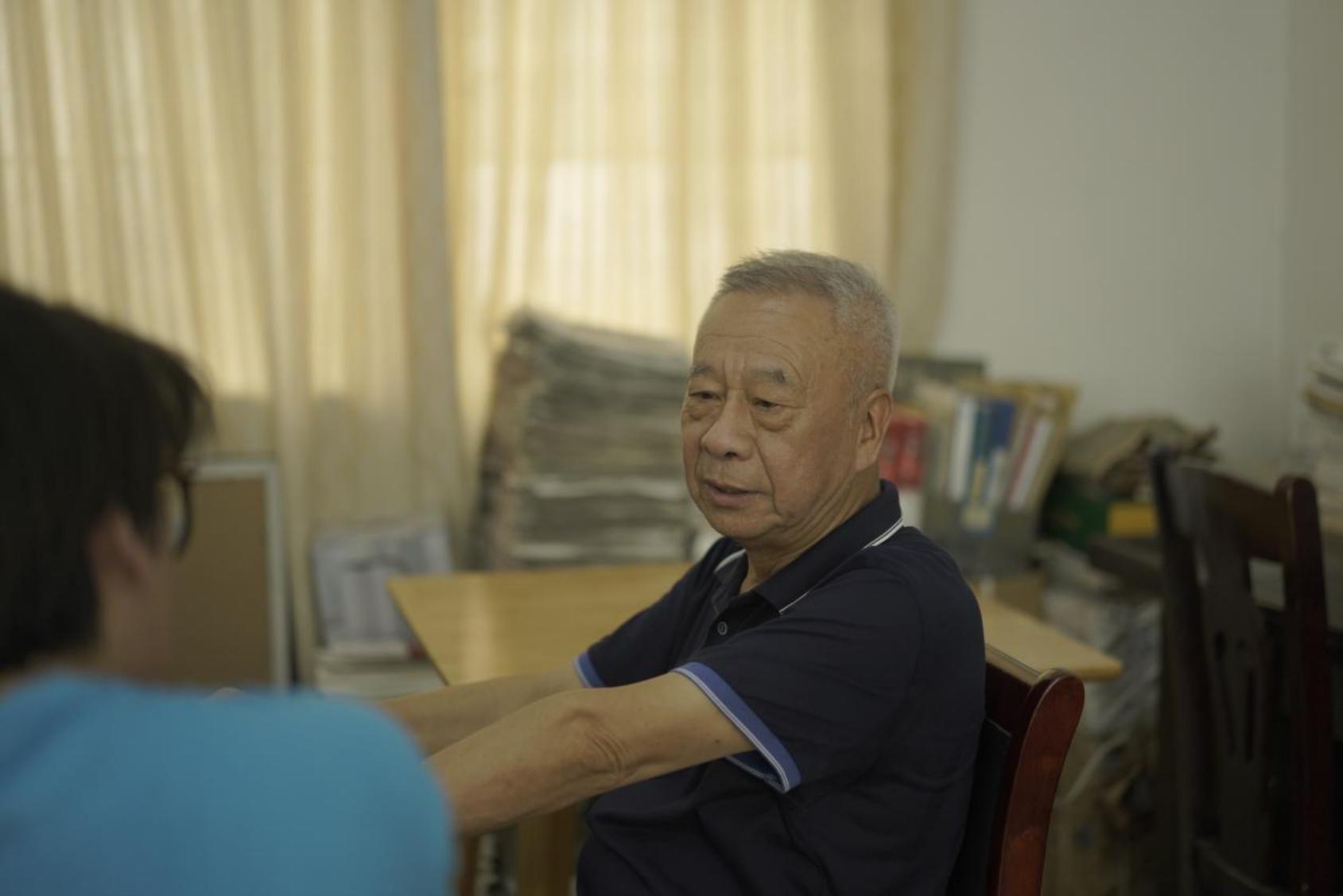 图为陈志宏接受队员采访
