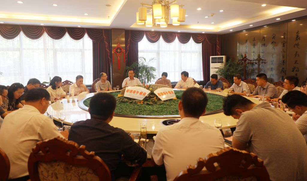 校党委书记胡朝荣与辅导员代表畅谈学生思政工作