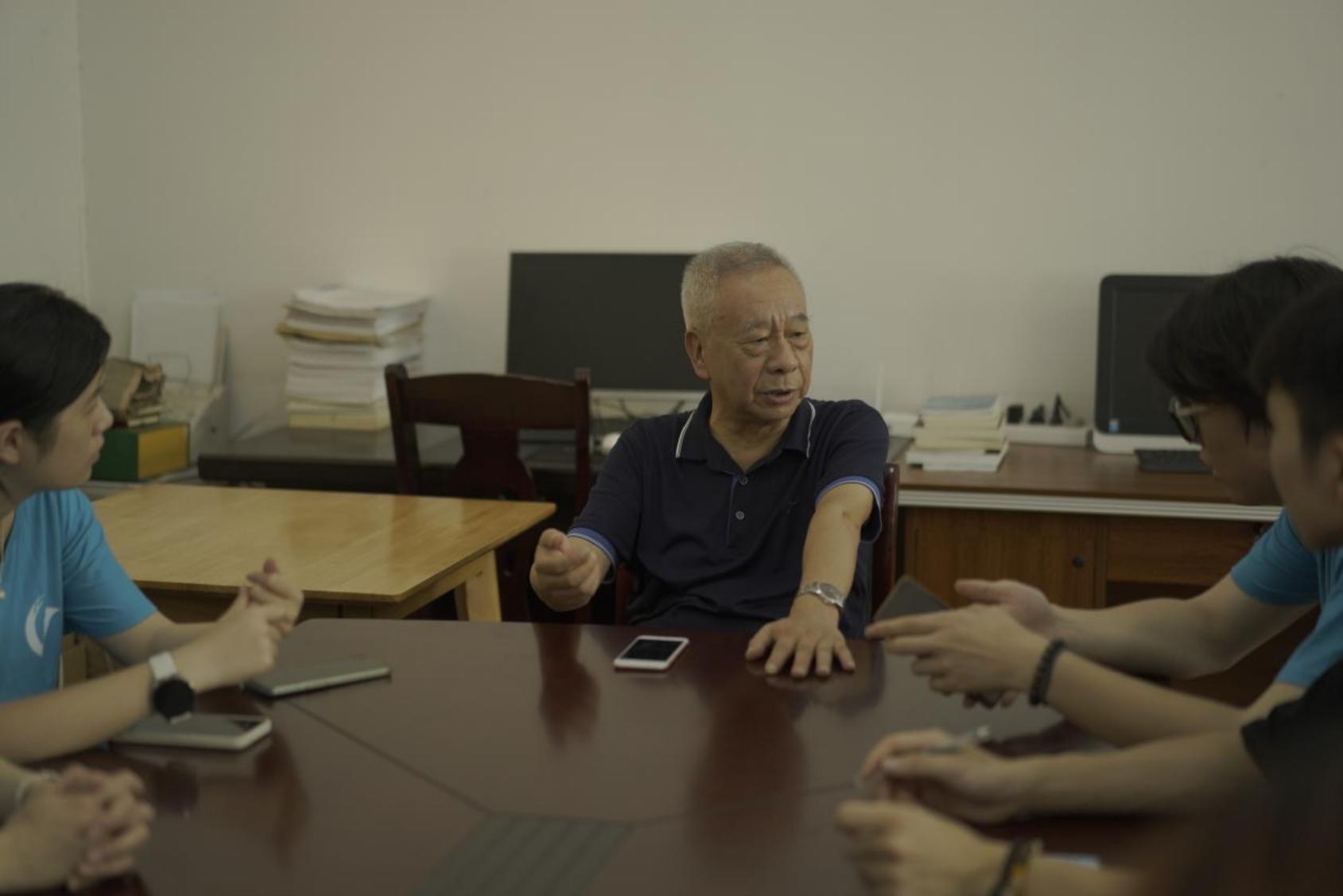 陈志宏给队员上党史课