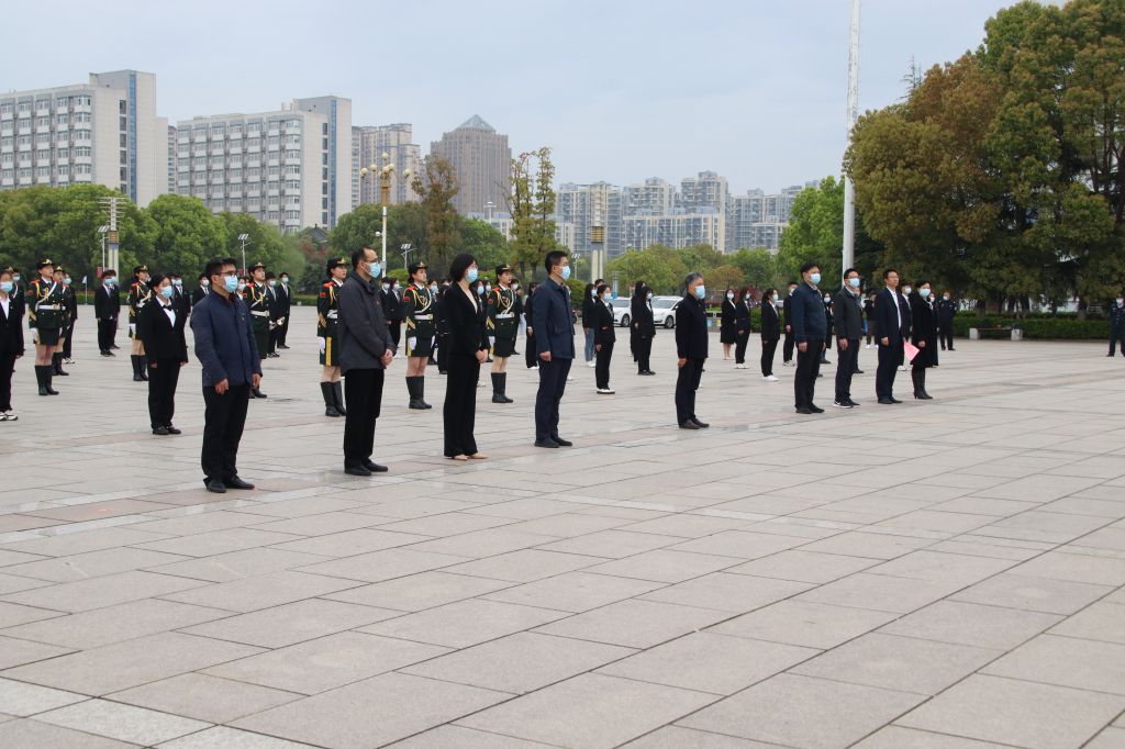 学校举行清明祭英烈升旗仪式