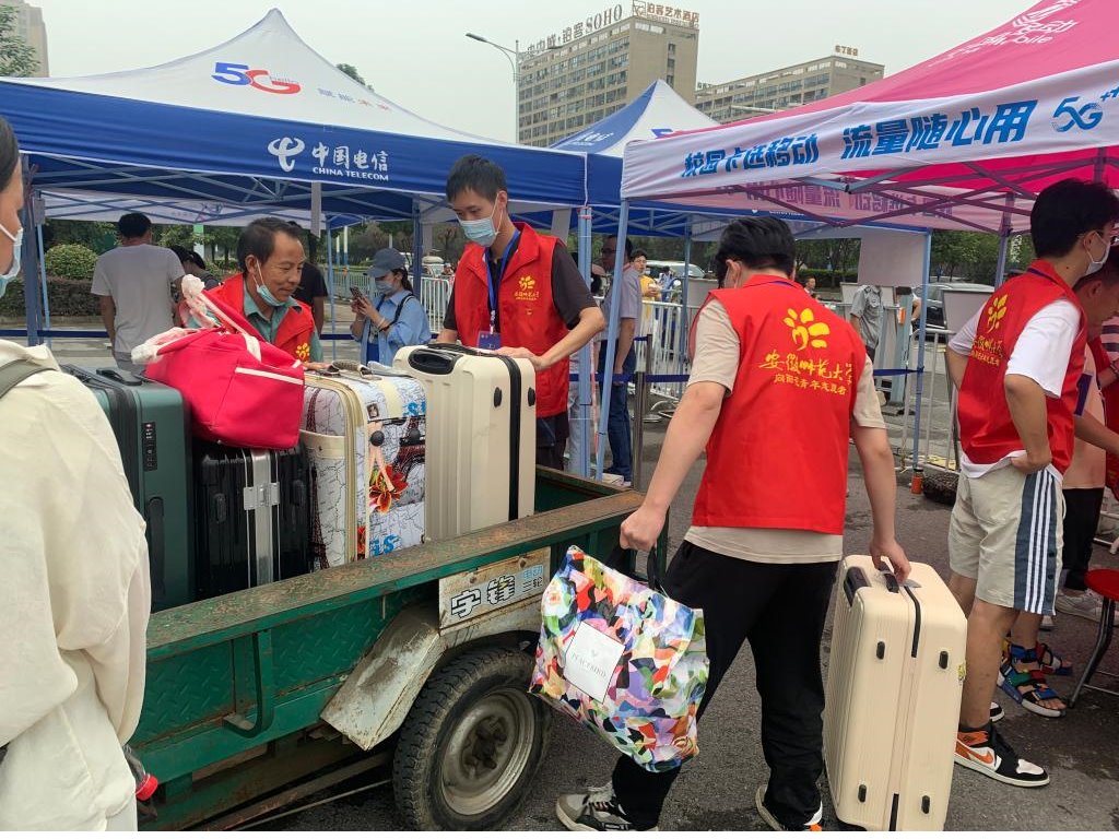 向阳花开映金秋，挥汗助力返校行