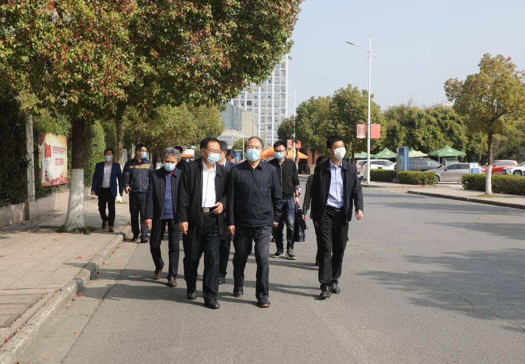 省委教育工委副书记、省教育厅厅长赵振华来校督查指导疫情防控工作