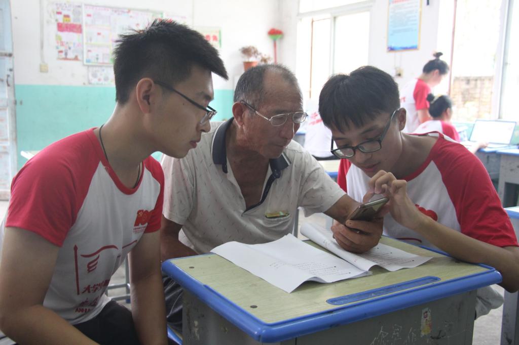 【我为师生办实事】“夕阳e路”志愿服务让指尖上的科技点亮老年智慧生活